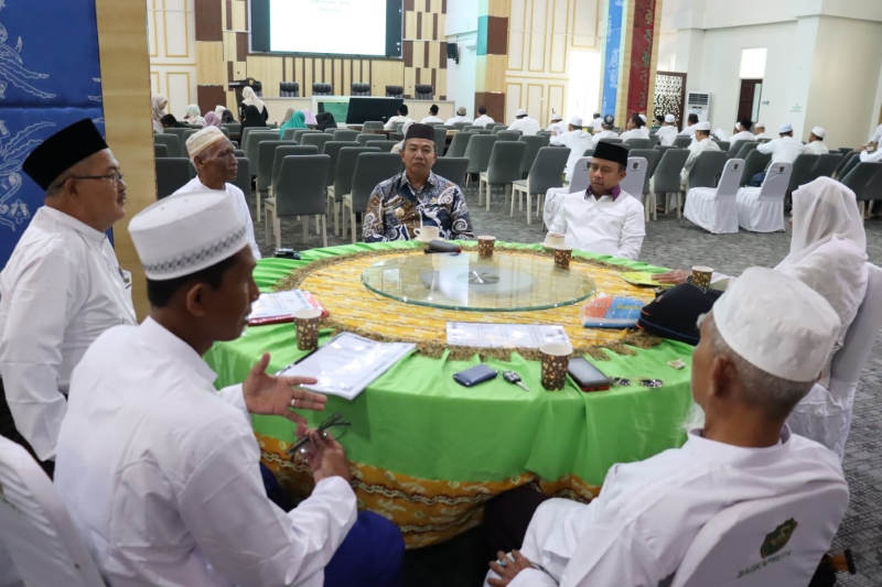 SAMPAIKAN PROGRAM: Penjabat (Pj) Bupati Tapin Muhammad Syarifuddin memberitahukan kepada para alim ulama bahwa di 2024 akan ada program Home Care Health.