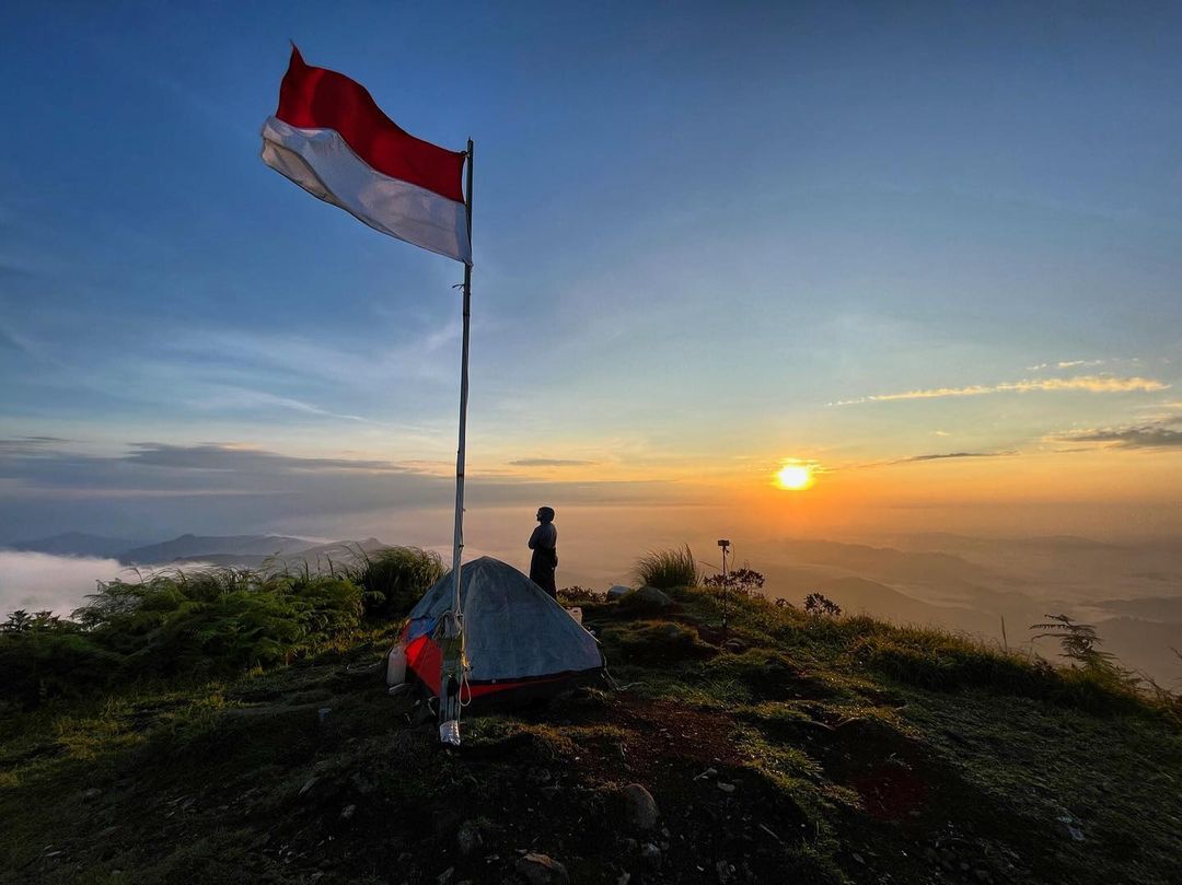 INDAH: Pemandangan sunrise dari puncak Gunung Halau-Halau yang memikat.