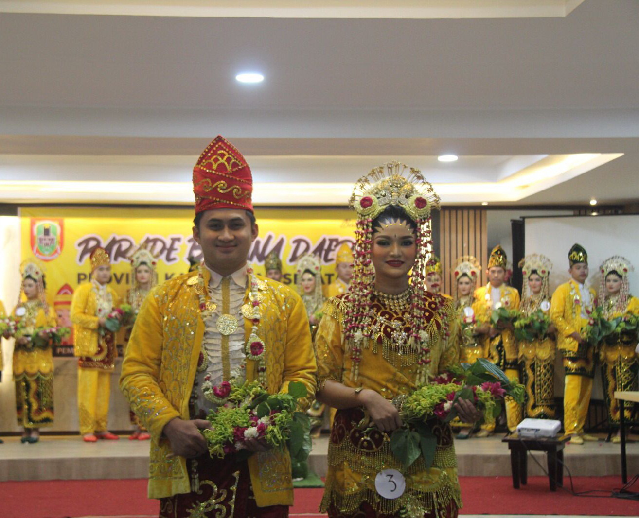 TAMPIL: Penampilan Fajar dan Riska di parade busana khas Adat Pengantin Banjar Provinsi Kalimantan Selatan.