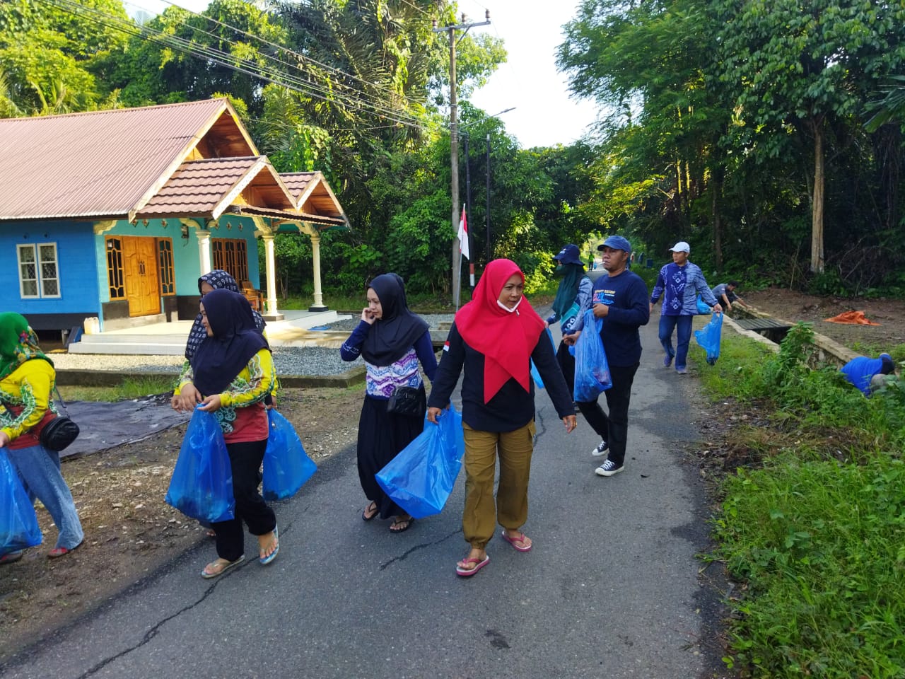 BERSIHKAN SAMPAH: Tenaga kesehatan bersama warga Kabupaten HSS melakukan PSN.(Foto: Dinkes Kabupaten HSS/Radar Banjarmasin)