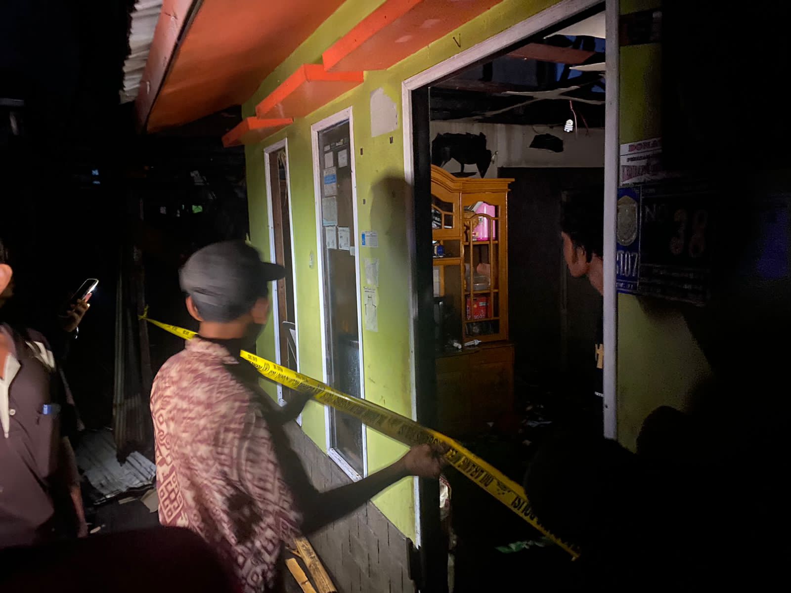 TKP: Garis polisi dipasang di lokasi kebakaran di Kampung Pengambangan, Banjarmasin Timur, Kamis (28/12) dini hari.