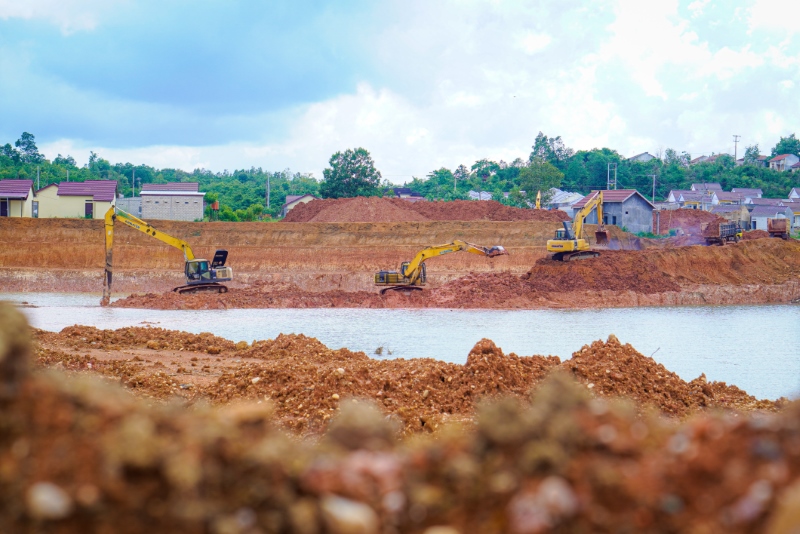 MOLOR: Proyek pembangunan embung Gunung Kupang di Kecamatan Cempaka, Banjarbaru, Kamis (28/12).