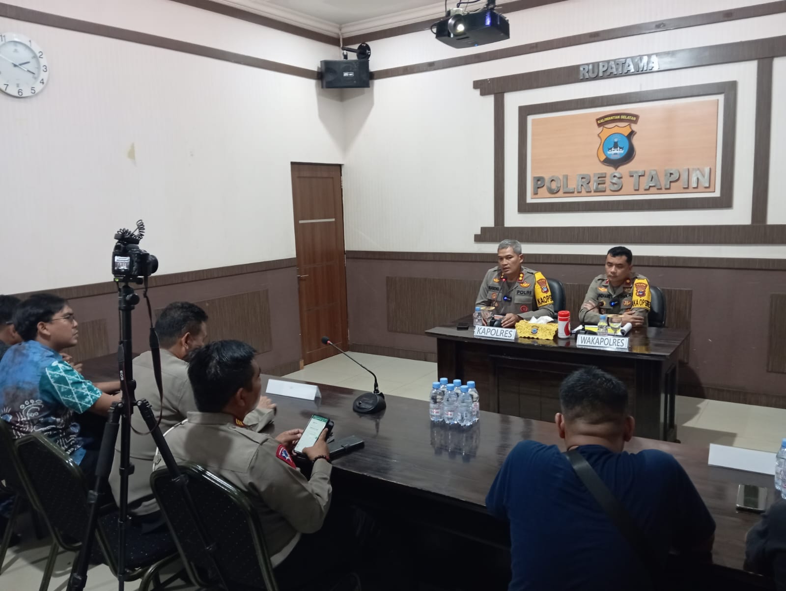 BERI PENJELASAN: Kapolres Tapin, AKBP Sugeng Priyanto didampingi Wakapolres Tapin, Kompol Rainhard Maradona memimpin konferensi pers akhir tahun, Jumat (28/12).(foto: Rasidi Fadli/Radar Banjarmasin)