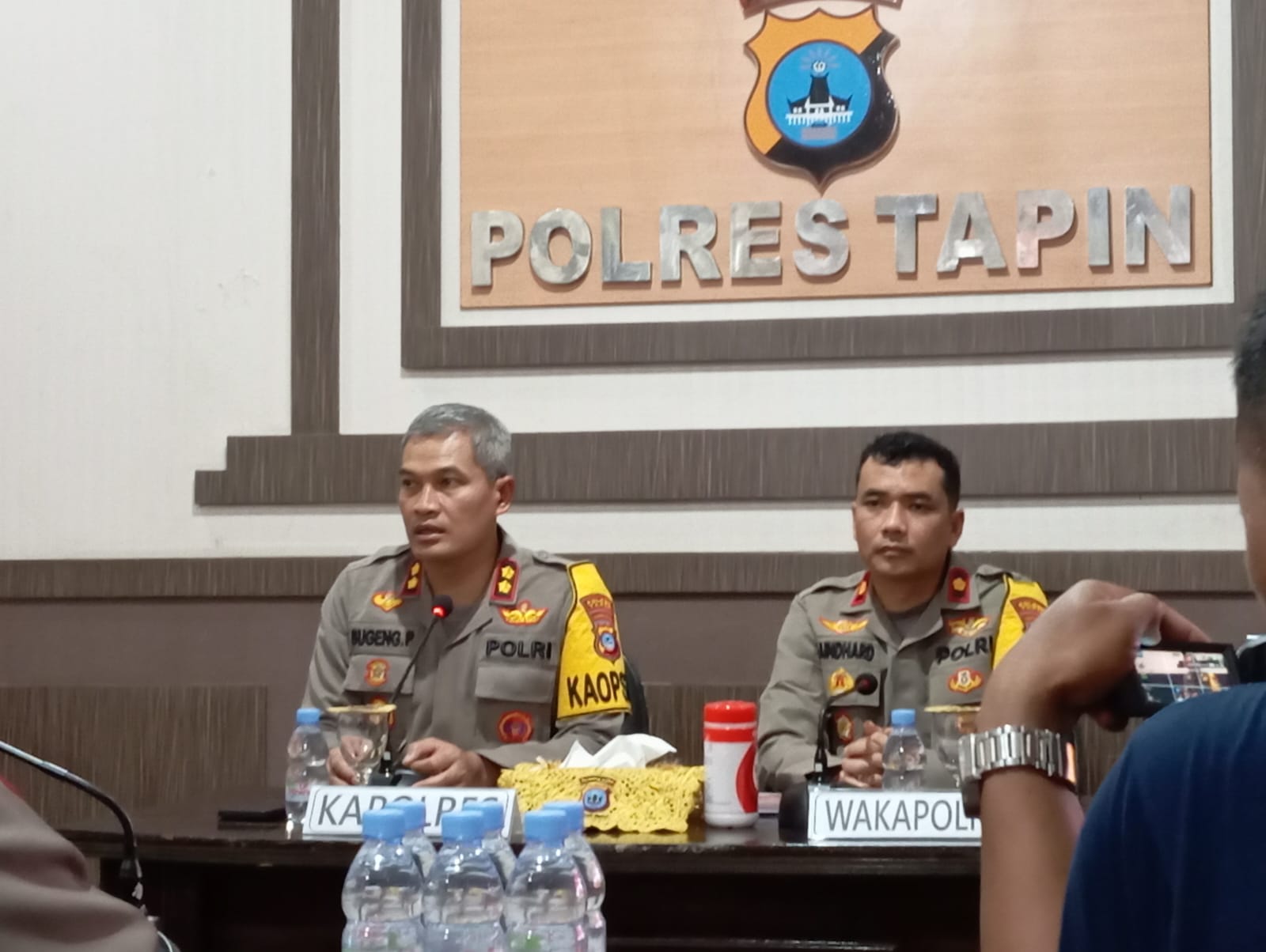 LAKA LANTAS: Kapolres Tapin, AKBP Sugeng Priyanto menjelaskan jumlah kasus laka lantas di Kabupaten Tapin selama 2023.(foto: Rasidi Fadli/Radar Banjarmasin)