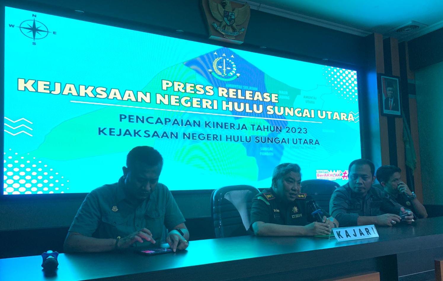 JUMPA PERS: Kajari HSU, Agustiawan Umar dan jajaran saat press release capaian kinerja selama tahun 2023.(Foto: M Akbar/Radar Banjarmasin)