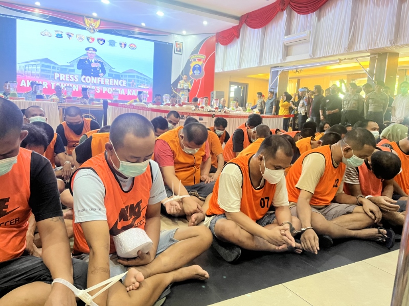 TANGKAPAN BESAR: Ditresnarkoba Polda Kalsel memperlihatkan 64 tersangka, termasuk jaringan Miming yang berhasil dikejar sampai Samarinda dan Bali.
