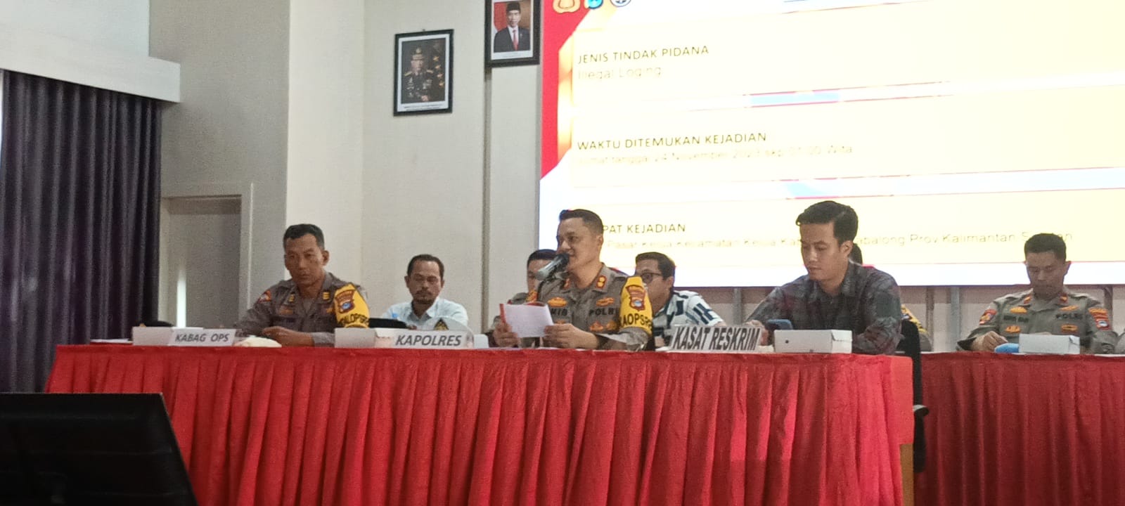 KONFERENSI PERS: Kapolres Tabalong, AKBP Anib Bastian menyampaikan data jumlah kasus kriminalitas di Kabupaten Tabalong selama 2023, Minggu (31/12).(foto: Ibnu Dwi Wahyudi/Radar Banjarmasin)