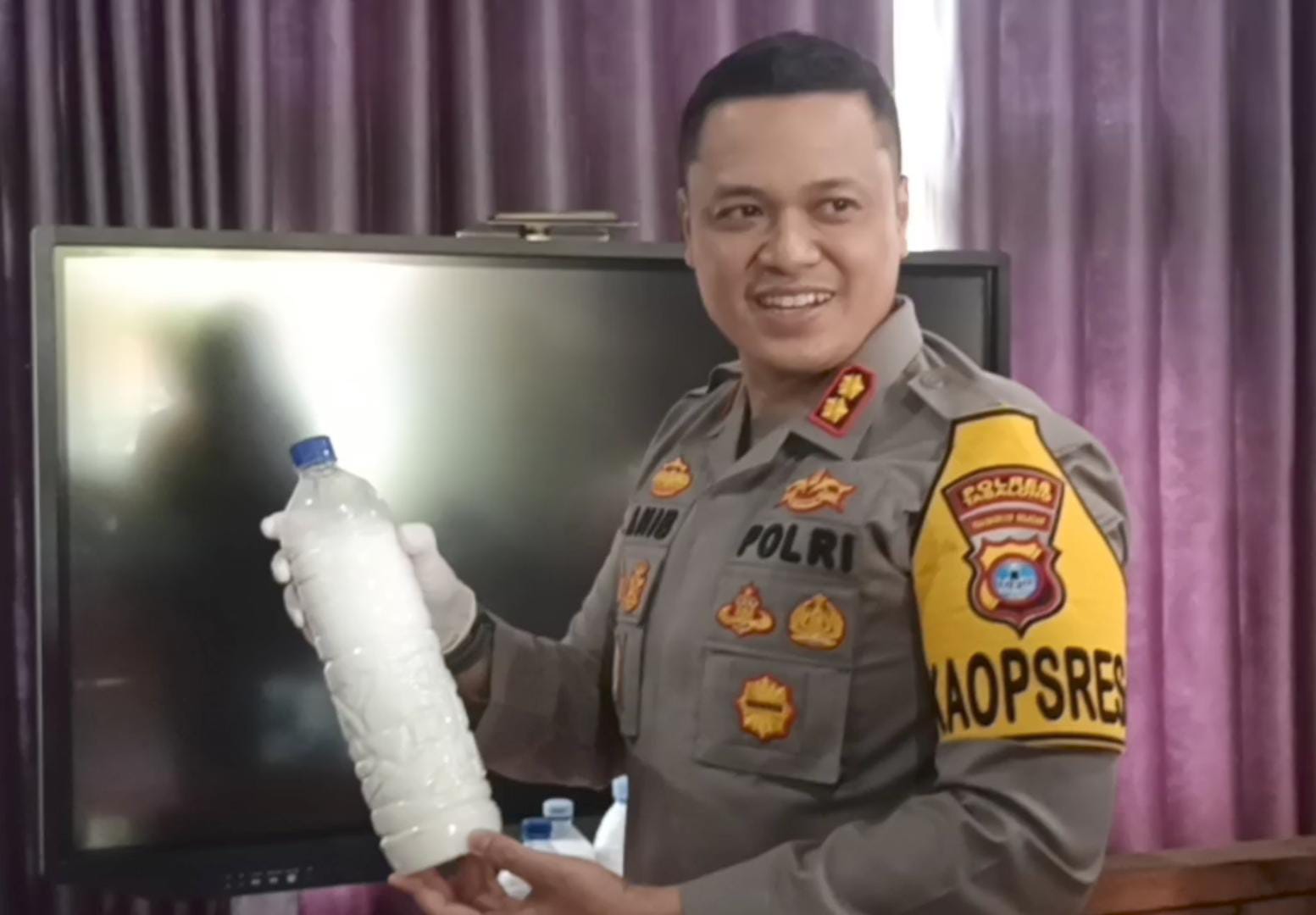 BARANG BUKTI: Kapolres Tabalong, AKBP Anib Bastian memperlihatkan bahan peledak ANFO milik FFR.(foto: Ibnu Dwi Wahyudi/Radar Banjarmasin)