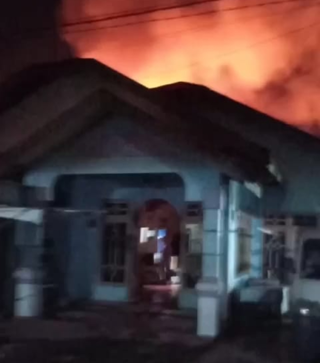BERKOBAR:Si jago merah semakin menjadi-jadi sebelum relawan berdatangan dan listrik masih menyala.