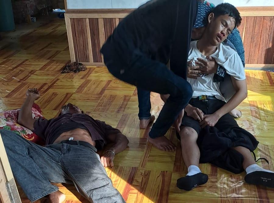 LUKA-LUKA: Korban laka lantas di Desa Sungai Riam, Kecamatan Pelaihari dievakuasi ke salah satu rumah warga, Senin (1/1/2024). (Foto: Grup R2T Tala/Radar Banjarmasin)