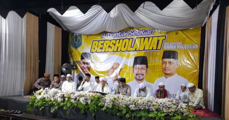 KHUSYUK: Amuntai Selatan Bershalawat berlangsung khidmat di Kantor Camat Amsel, Minggu (1/1).(Foto: M Akbar/Radar Banjarmasin)