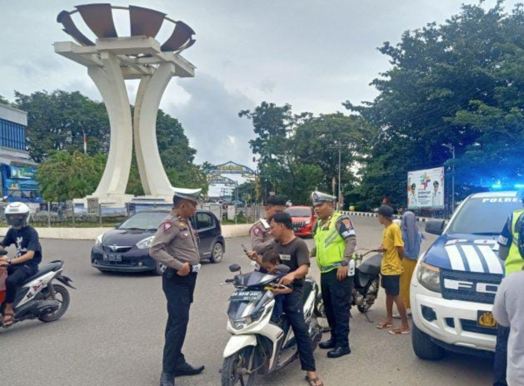 GIAT: Anggota Sat Lantas Polres Tapin saat melaksanakan razia pelanggaran lalu lintas.