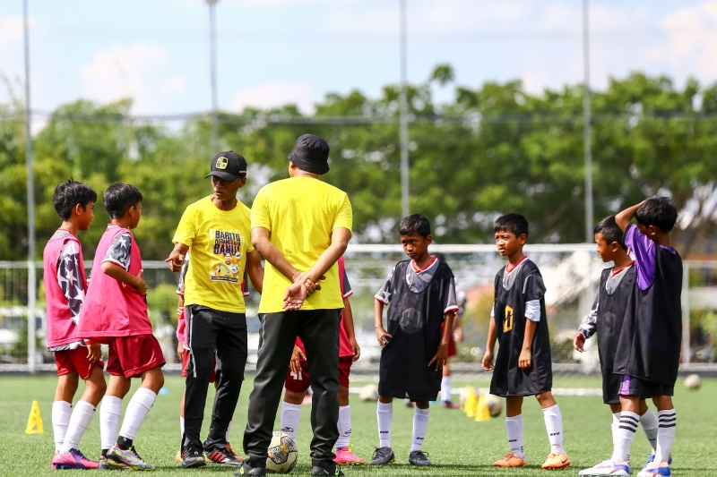 PEMBIMBINGAN: PS Barito Putera bersama para Legend Laskar Antasari bekerja sama dengan Asprov PSSI Kalsel menggelar coaching clinic di berbagai daerah di Kalimantan Selatan.