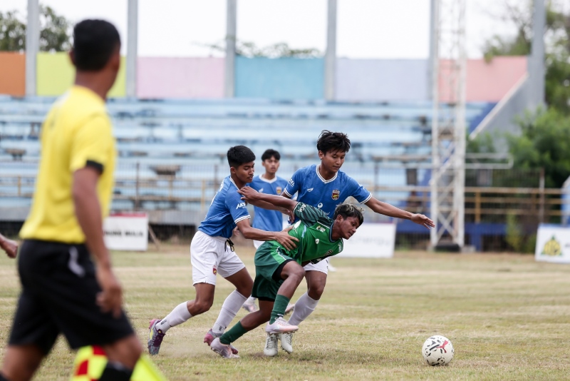 DITUNDA: Aksi PS Kabupaten Tapin saat bersua Peseban Banjarmasin di babak enam besar. Final Liga 3 Kalsel yang awalnya dijadwalkan 31 Desember 2023 lalu, ditunda sampai waktu belum ditetapkan.