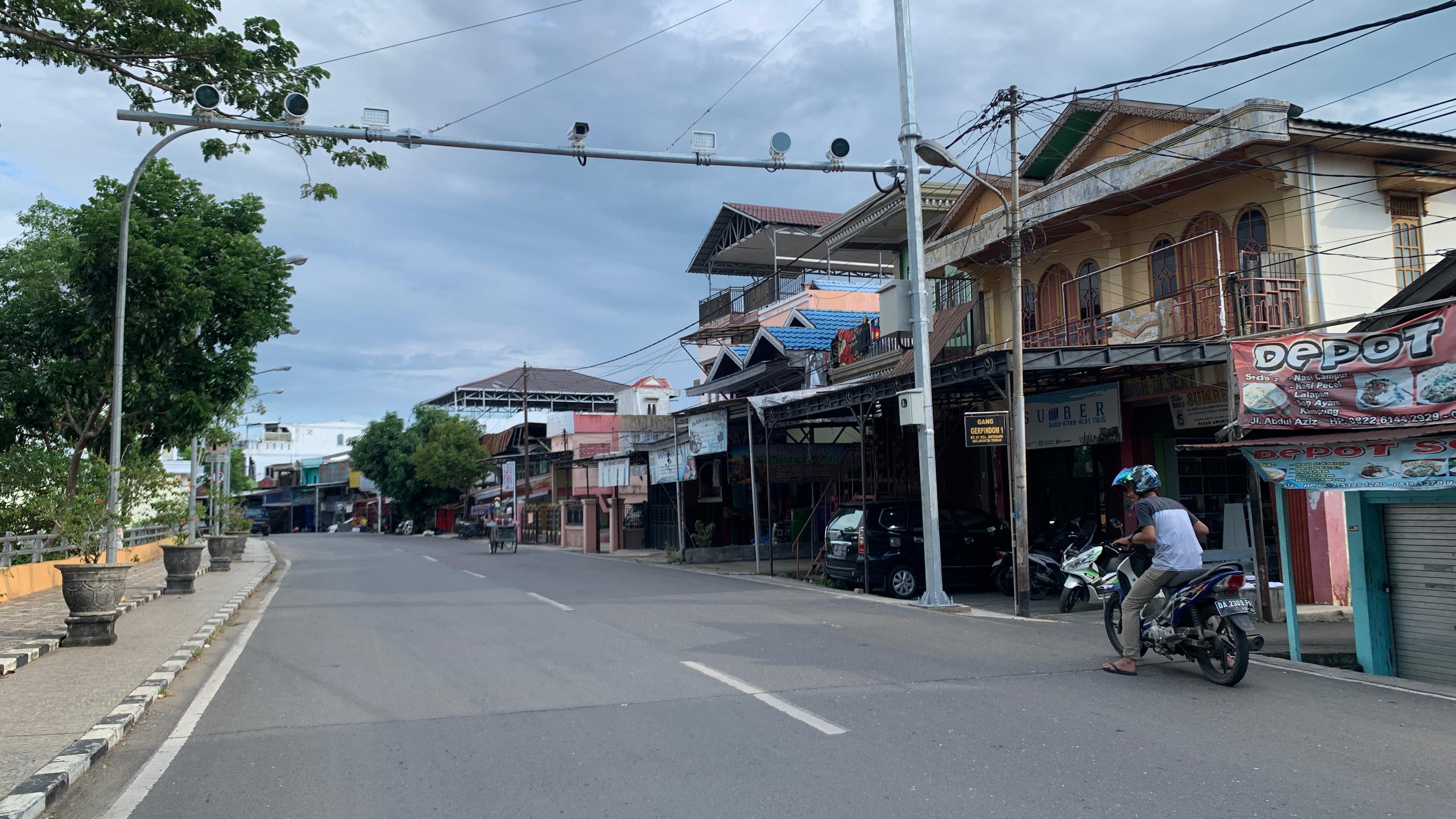 PEMANTAU LALULINTAS: Fasilitas ETLE (Electronic Traffic Law Enforcement) terpasang di Jalan Abdul Aziz, Kota Amuntai, Kabupaten HSU.(foto: M Akbar/Radar Banjarmasin)
