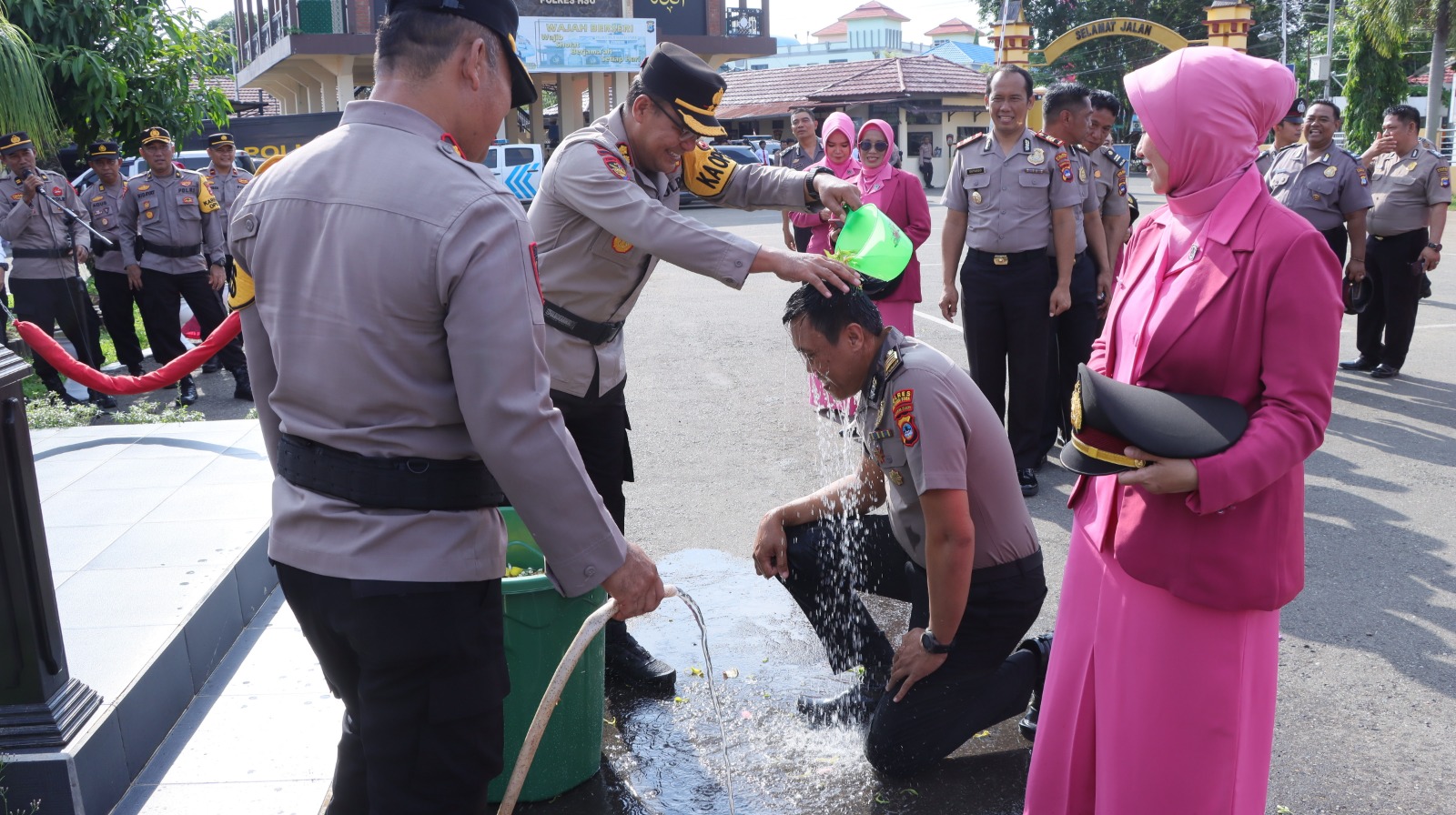 Kapolres HSU AKBP Moch Isharyadi Fitriawan, saat menyiram kembang. (Foto: Polres HSU/Radar Banjarmasin)