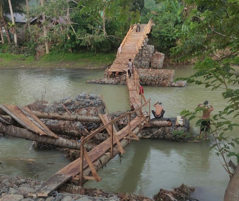 DARURAT: Warga RT 02 dan 03 di Desa Alat, Kecamatan Hantakan menggunakan jembatan sementara.