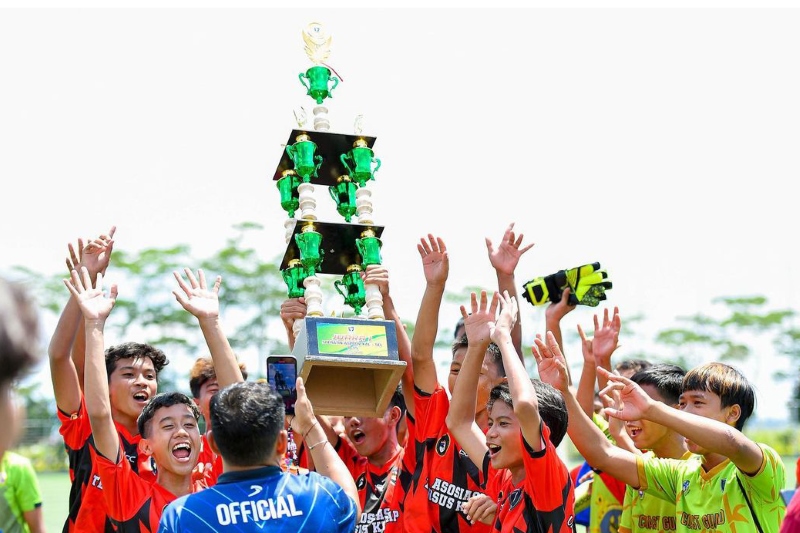 JUARA: Tim sepak bola UPP Kintap, Kabupaten Tanah Laut, sukses meraih gelar juara Piala Soeratin U-15.