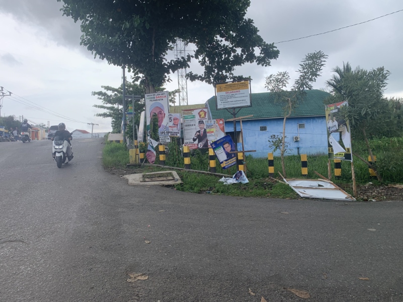 RUSAK: APK-APK yang hancur dirusak di oprit jembatan di Jalan Beruntung Jaya. Foto diambil Selasa (2/1) siang.