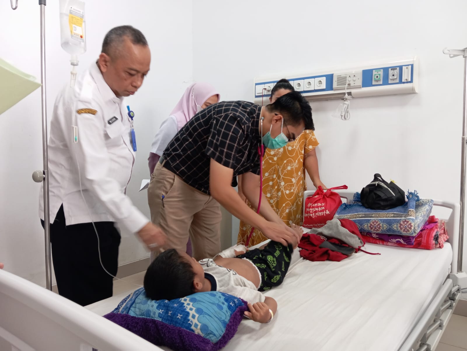 PANTAU: Direktur RSUD Datu Sanggul Rantau, Dokter Milhan bersama jajaran memantau pasien demam berdarah yang masih dirawat.