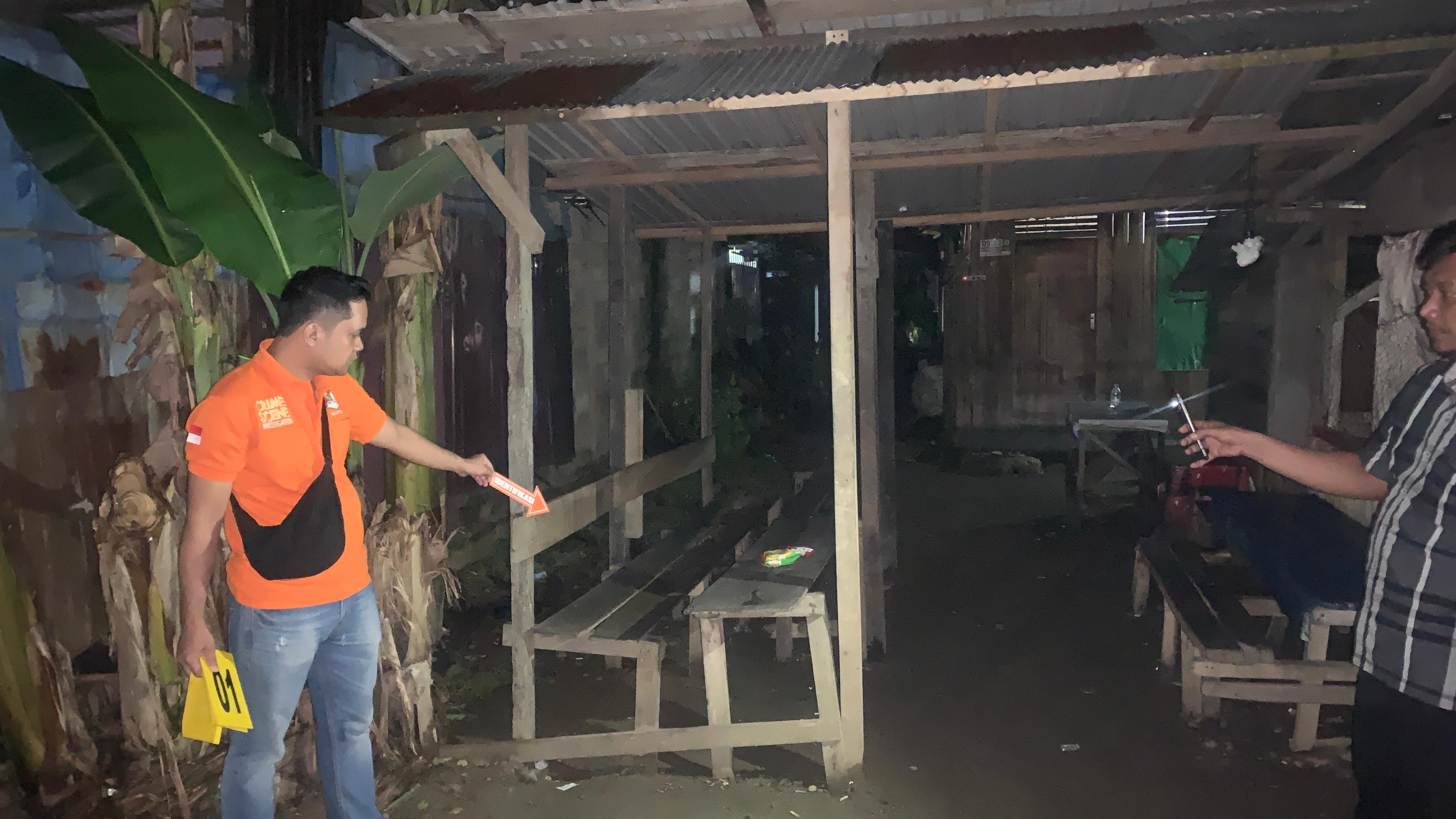 TKP: Jajaran Polsek Batang Alai Selatan melakukan olah TKP setelah peristiwa pengeroyokan.