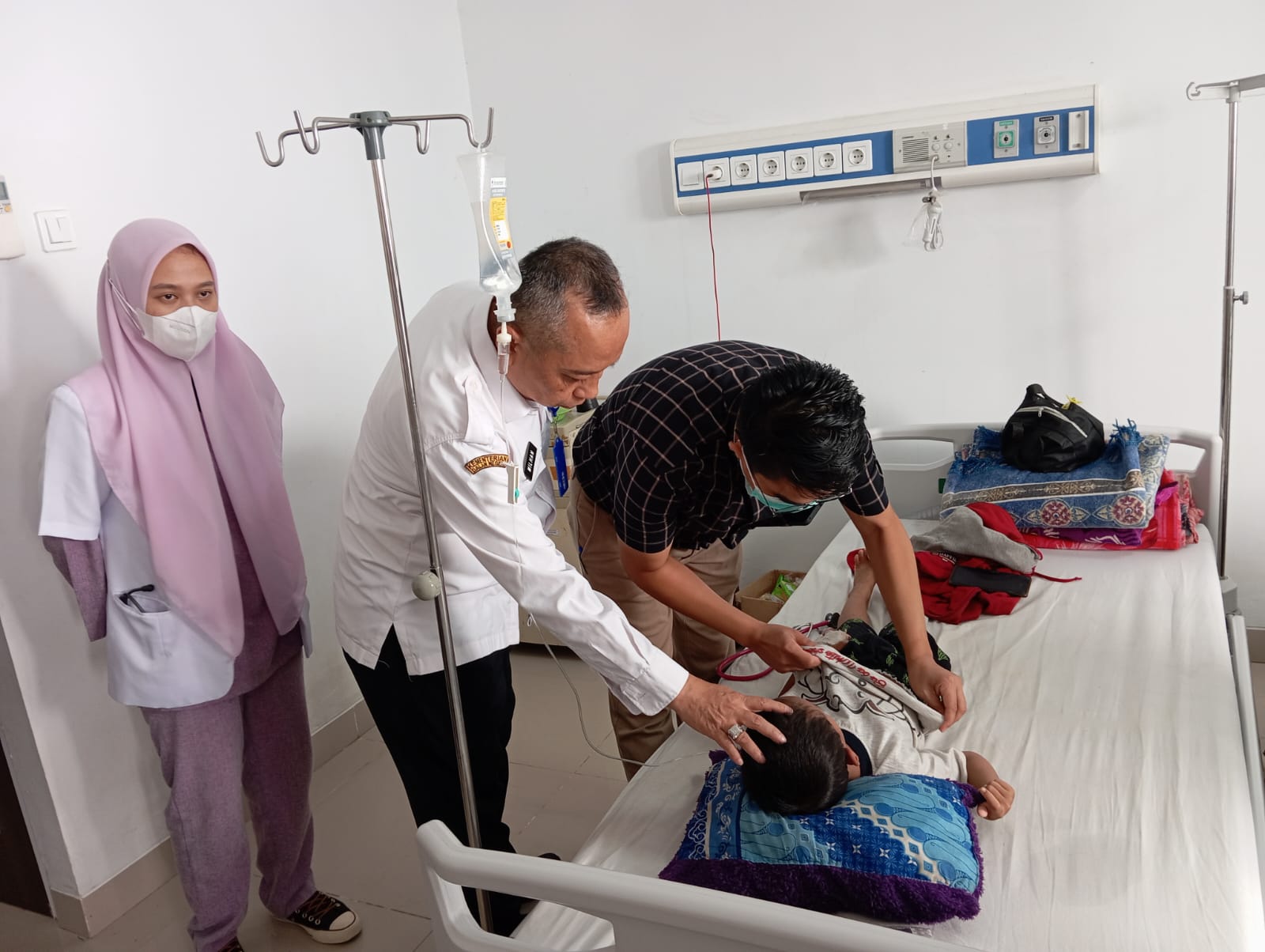 DIRAWAT: Direktur RSUD Datu Sanggul Rantau bersama jajaran saat memeriksa pasien yang kena demam berdarah.(foto: Rasidi Fadli/Radar Banjarmasin)