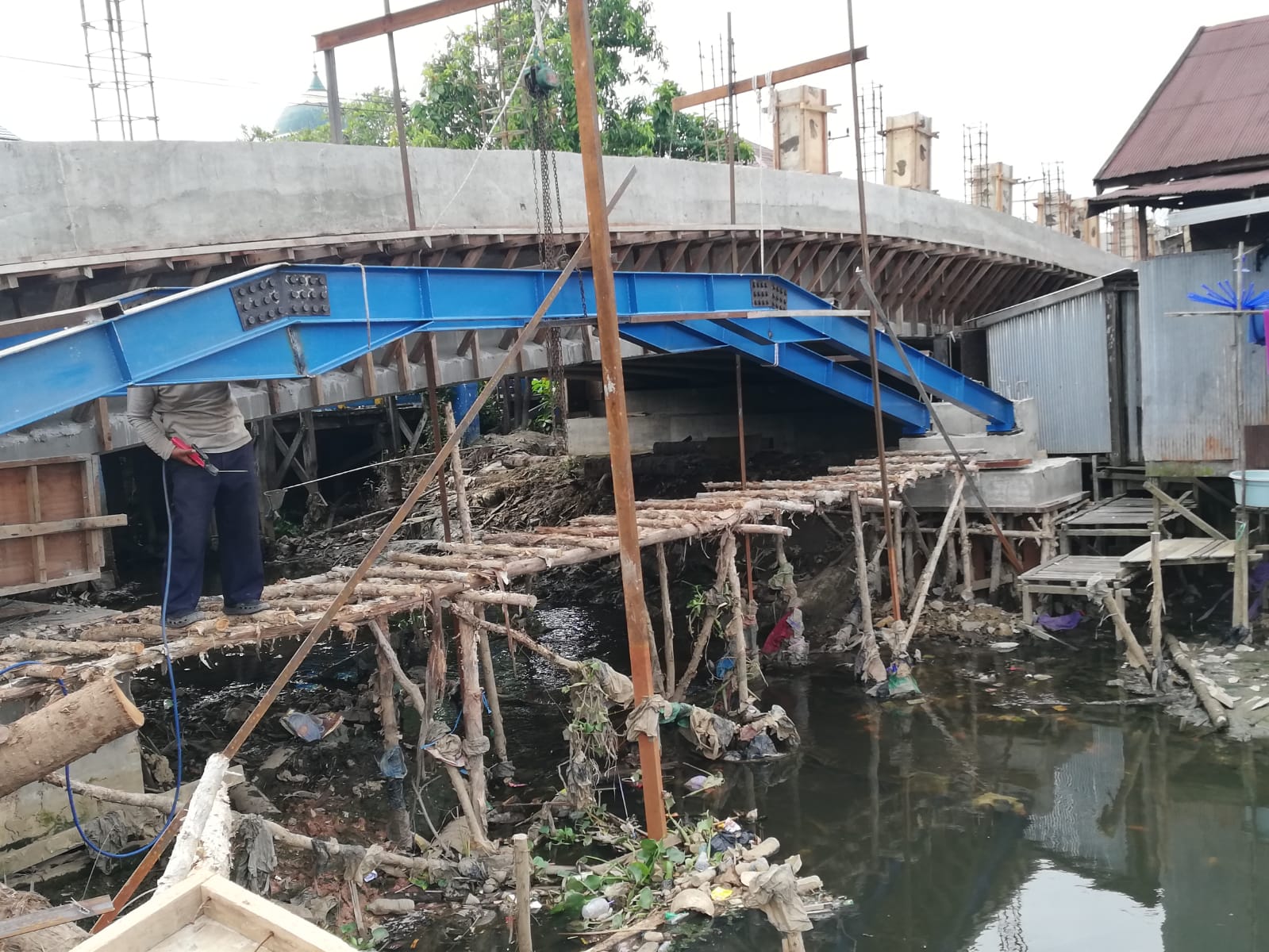 SUPAYA LANCAR: Pipa koneksi PAM Bandarmasih yang nantinya bakal diletakkan di atas rangka besi ini.(foto: PAM Bandarmasih/Radar Banjarmasin)