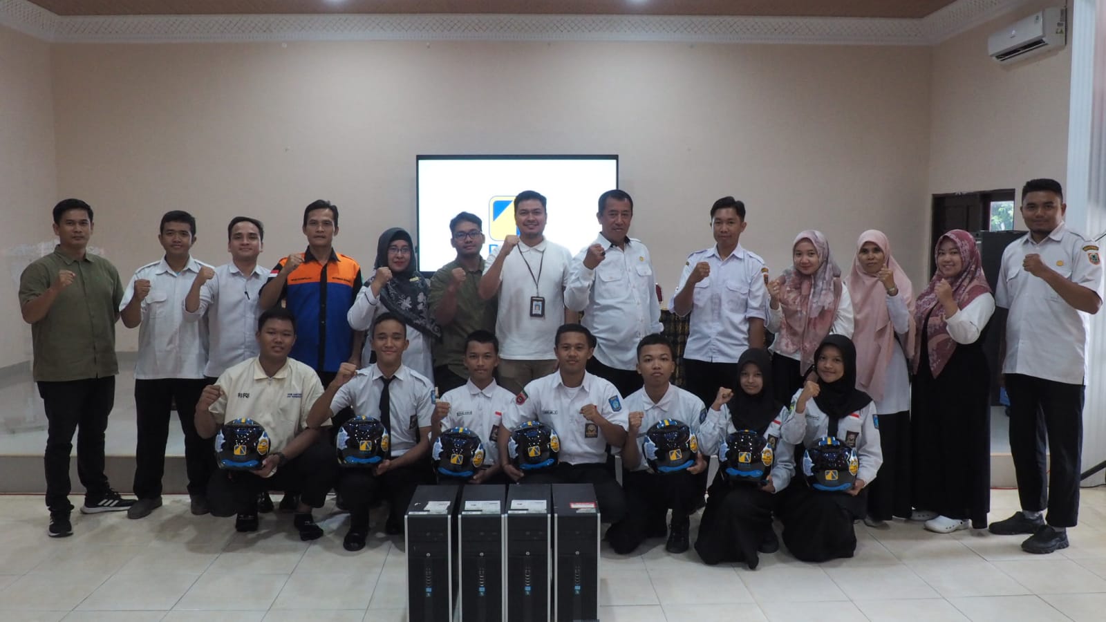 MOMEN: PAMA BBSO saat memberikan bantuan 10 helm SNI dan 4 CPU kepada SMKN 2 Banjarbaru, Rabu (3/1).