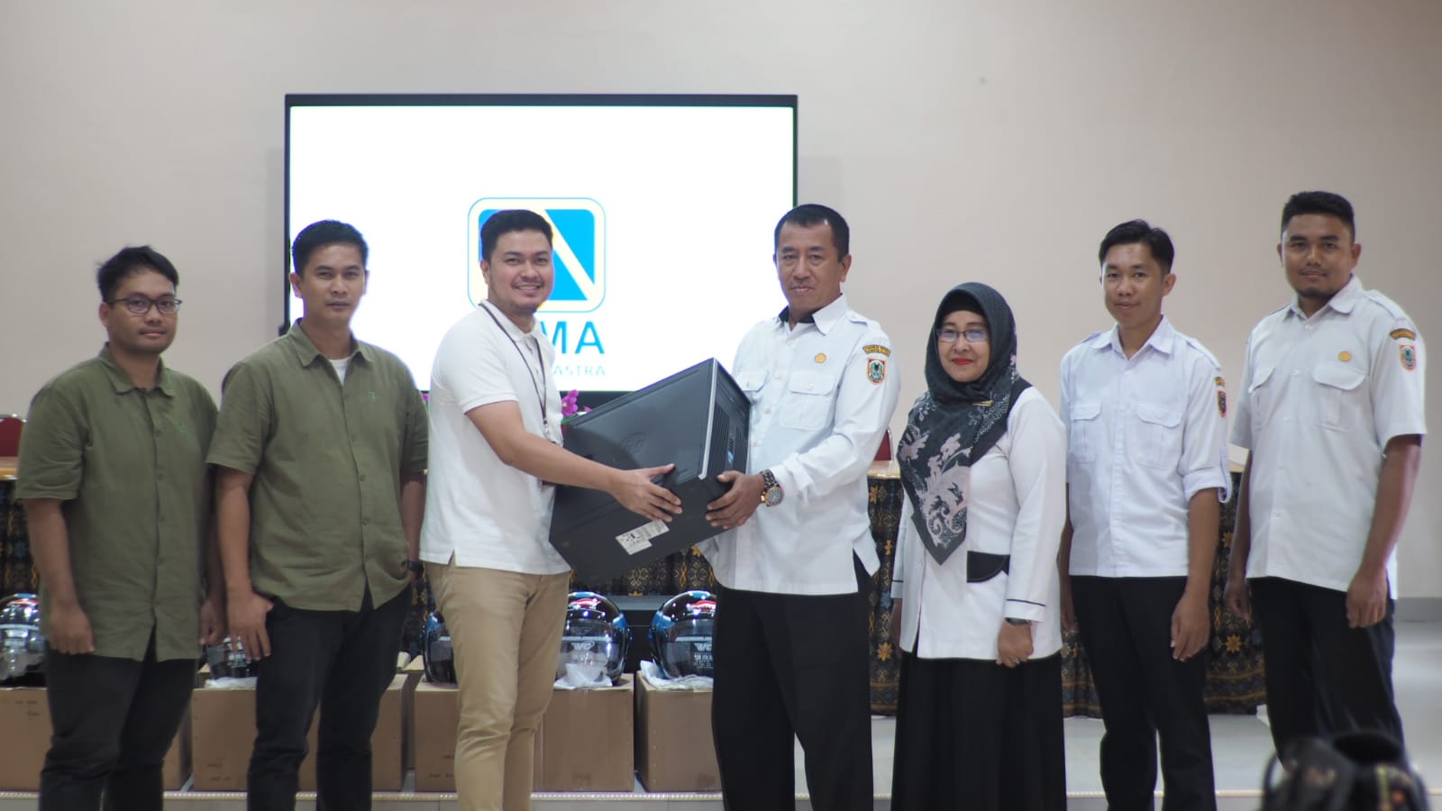 BANGGA: Kepala SMKN 2 Banjarbaru beserta jajaran saat menerima bantuan 4 CPU dari PAMA BBSO