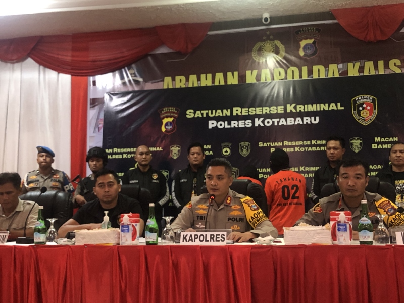PRESS RELEASE: Kasat Reskrim Kapolres Kotabaru AKBP Tri Suhartanto menjelaskan kasus pencurian kendraan di Kotabaru.