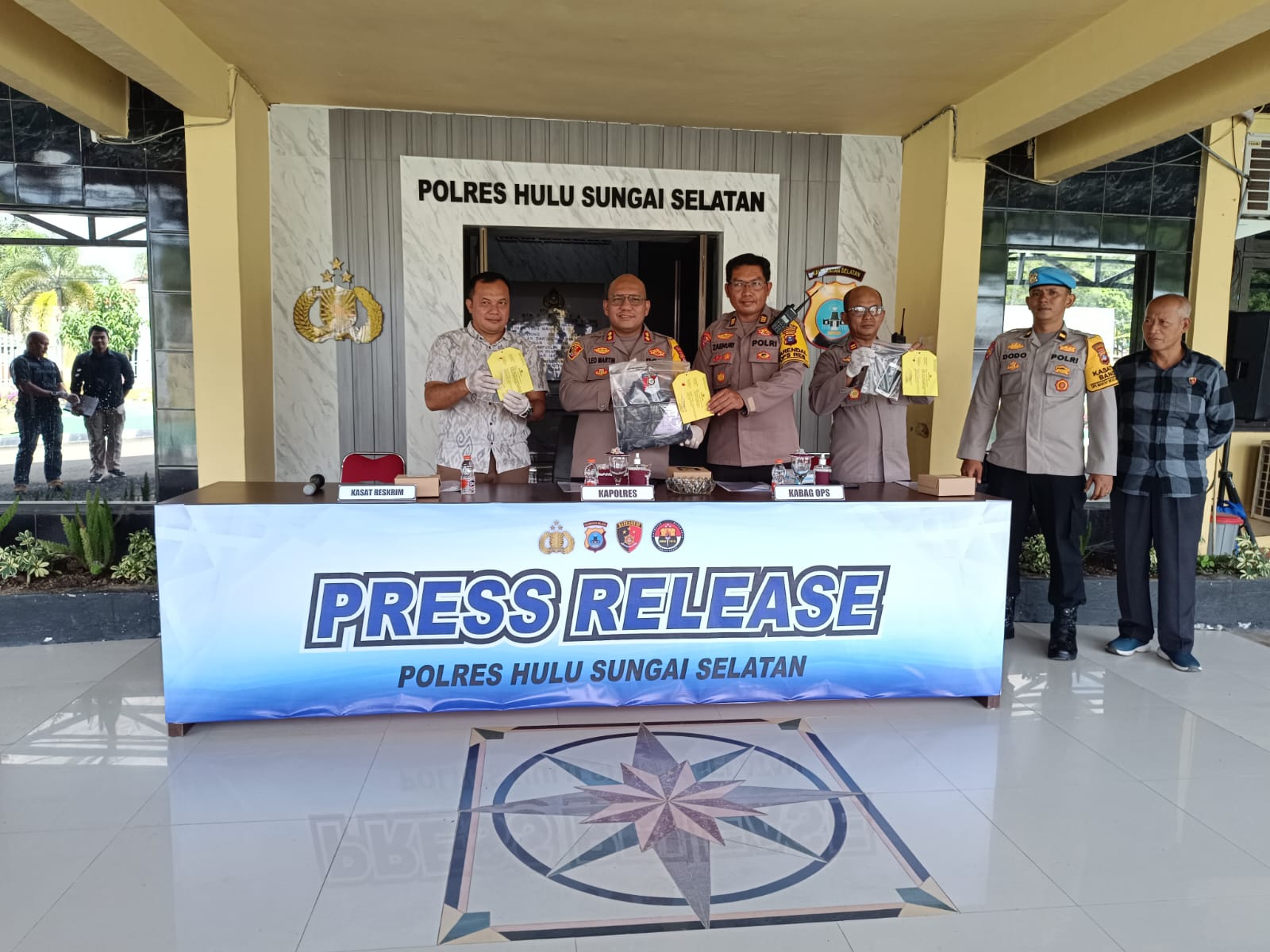 PRESS RELEASE: Kapolres HSS AKBP Leo Martin Pasaribu saat press rilis perundungan.