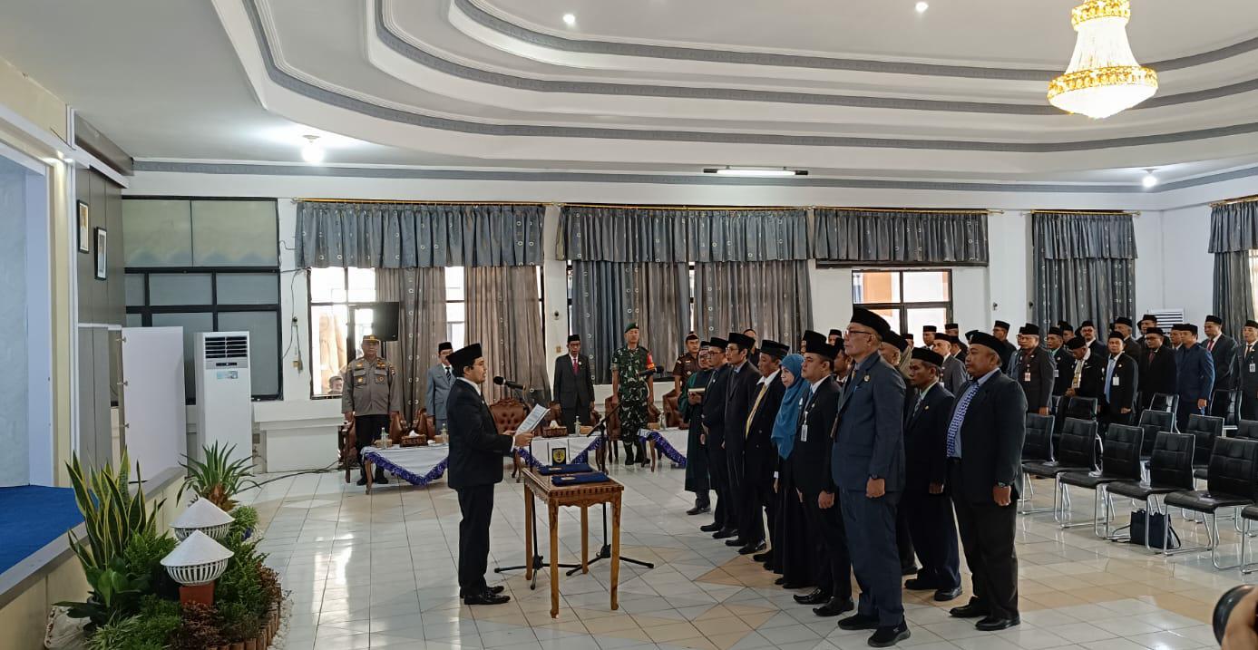 PELANTIKAN: Bupati Aulia Oktafiandi melantik 11 kepala dinas di lingkungan Pemkab HST, Rabu (3/1).