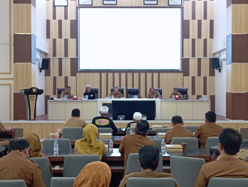 BERSAMA RELAWAN: Pj Bupati Tapin Muhammad Syarifuddin saat rapat Selasa (2/1), menginstruksikan puskesmas siaga 24 jam