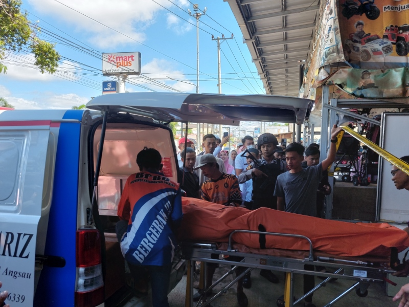 EVAKUASI : Petugas dari Polres Tala bersama relawan melakukan evakuasi korban gantung diri di Toko Sriwijaya Textile Pelaihari