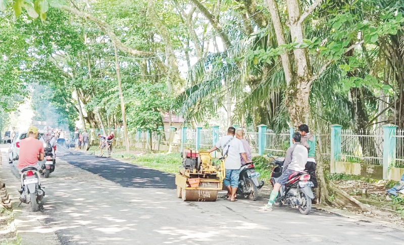 PENGERJAAN: Proses pengerjaan pengaspalan Jalan Empu Mandastana di Kelurahan Sungai Malang Kota Amuntai.