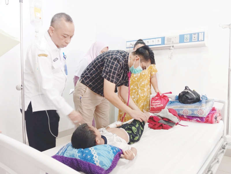 PANTAU: Direktur RSUD Datu Sanggul Rantau, Dokter Milhan bersama jajaran memantau pasien demam berdarah yang masih dirawat.