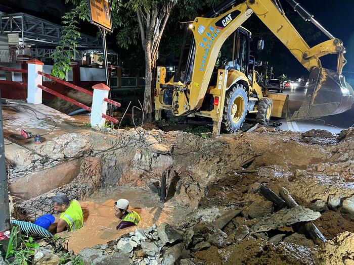 LANGSUNG DIPERBAIKI: PAM Bandarmasih mengerahkan satu unit excavator untuk memperbaiki pipa bocor di Jalan Soetoyo S, Banjarmasin Tengah Rabu (3/1/2024).(foto: Wahyu Ramadhan/Radar Banjarmasin)