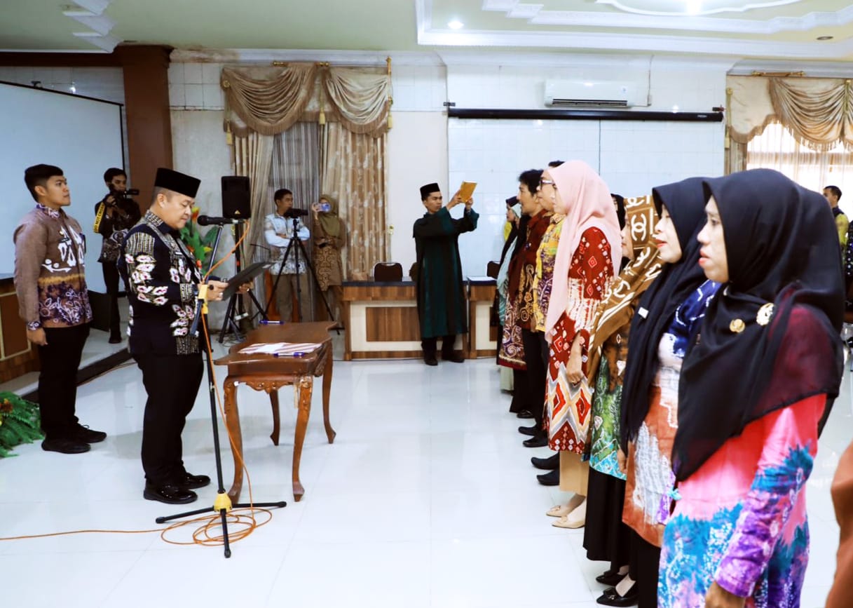 AMANAH: Sepuluh orang pejabat administrator dan fungsional dilantik di Gedung Agung Setda HSU, Kamis (4/1/2023).(foto: M Akbar/Radar Banjarmasin)