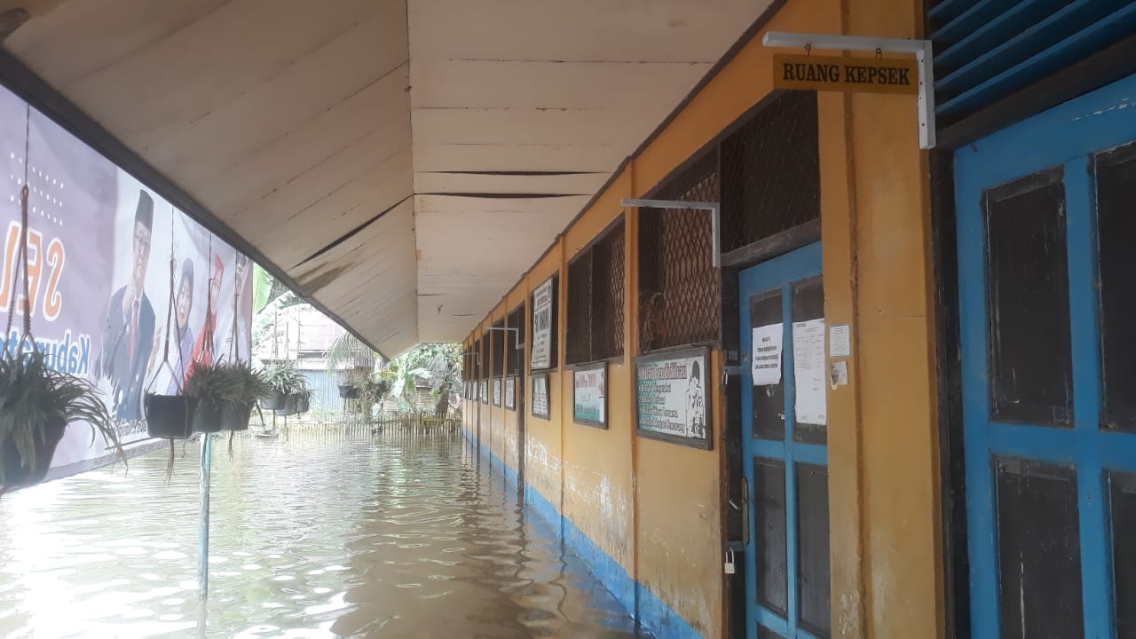 TERENDAM: SDN 3 Mandingin kebanjiran, ketinggian air bervariasi.