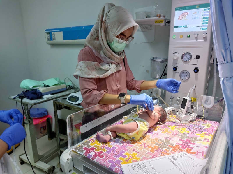 SEHAT : Perawat di RSUD Hadji Boejasin Pelaihari sedang memeriksa kondisi bayi perempuan yang ditemukan warga di kebun di Desa Bingkulu, Kecamatan Tambang Ulang, Kamis (4/1) pagi.