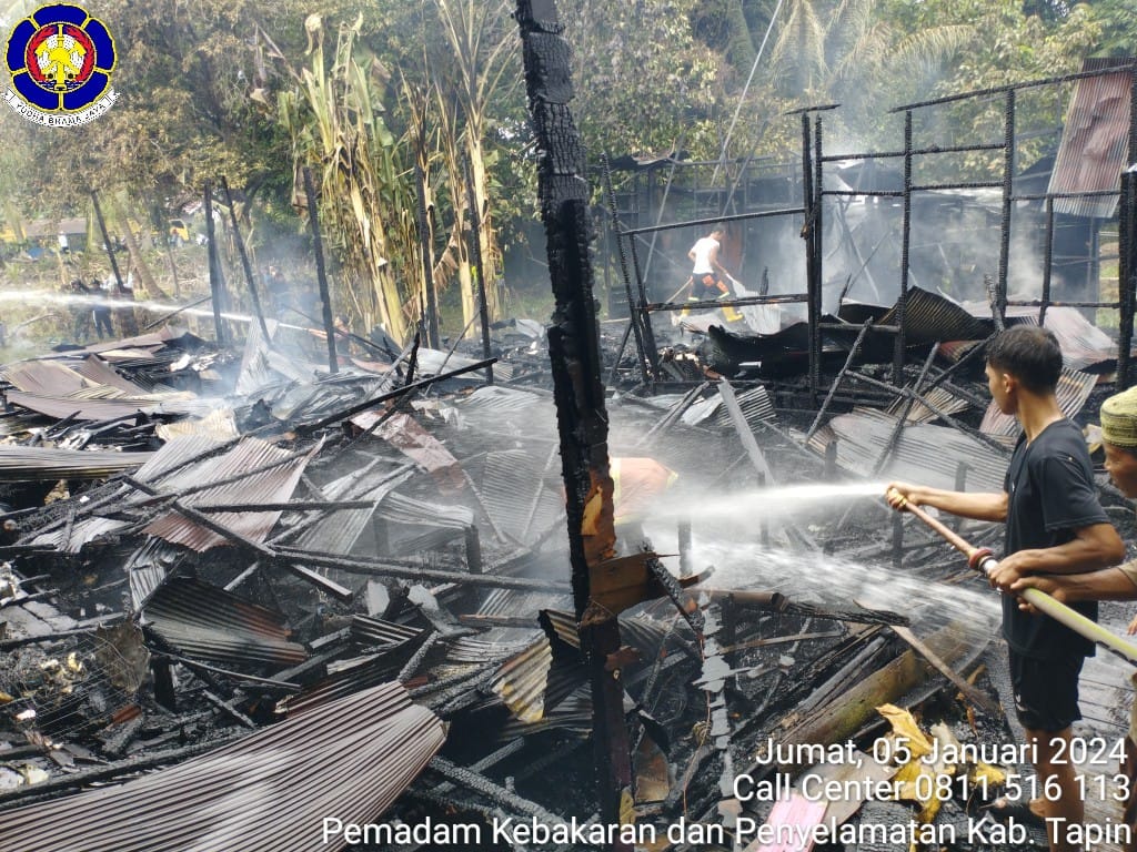 KEBAKARAN: Petugas gabungan saat memadamkan api yang membakar rumah di Kecamatan Binuang, Jumat (5/1/2024).(Foto: Damkar Tapin/Radar Banjarmasin)