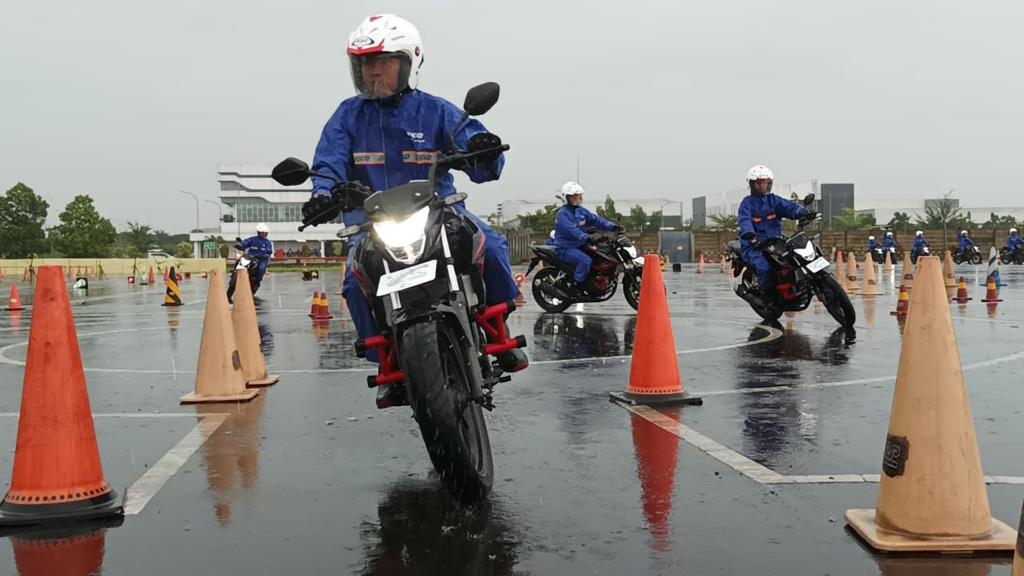 AMAN: Trio motor memberikan tips aman berkendara