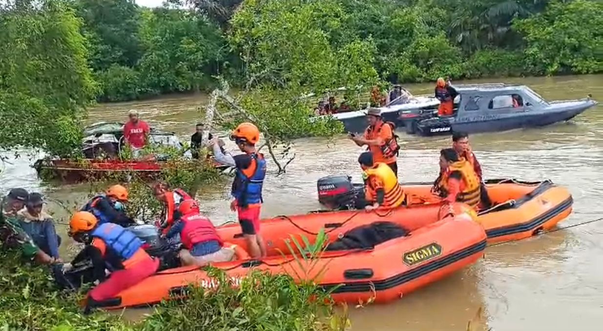 EVAKUASI: Jasad Masrani (68) dievakuasi tim gabungan, Jumat (5/1/2024) siang.(Foto: Tangkapan Layar Video PKJR Tanbu/Radar Banjarmasin)