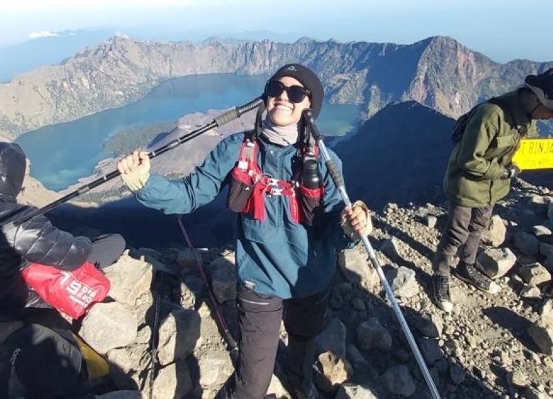 SUKA HIKING: Febby Febriyani Lestari berhasil sampai di puncak Gunung Rinjani. Bidan inspiratif ini bertugas di pedalaman Meratus.