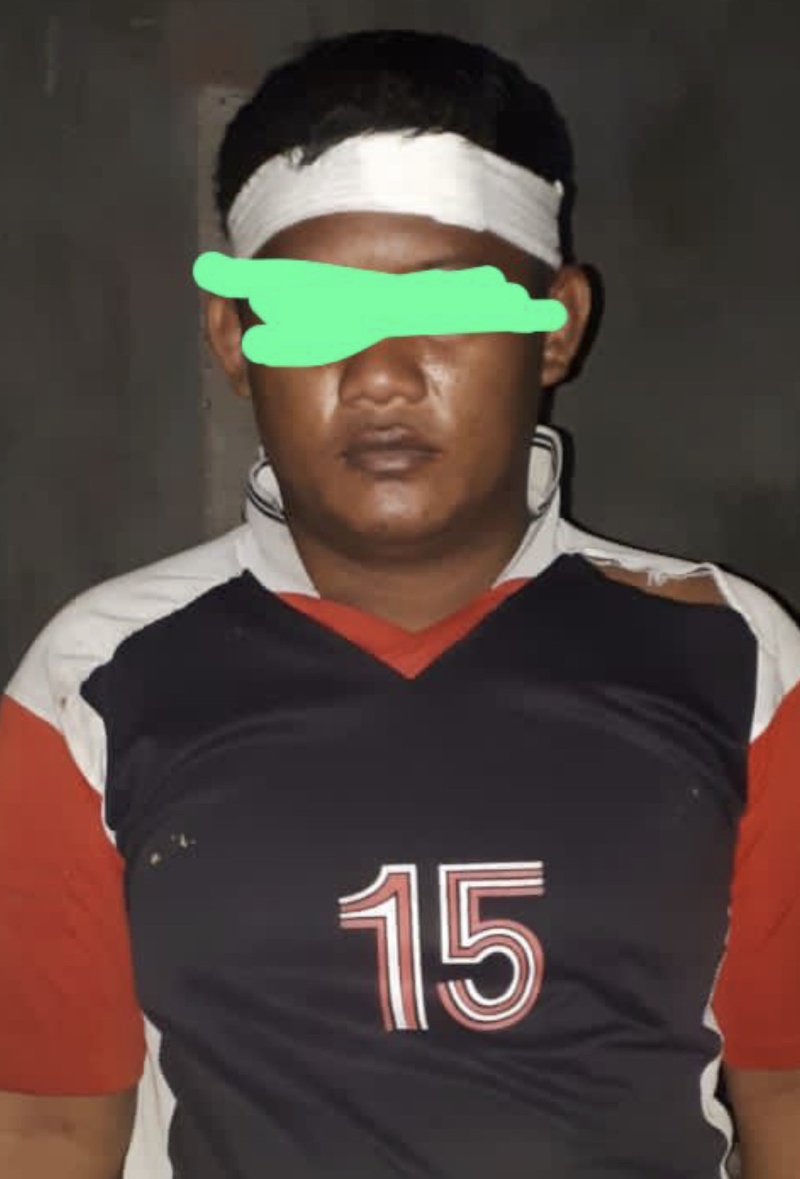 PELAKU: Hendra (26) warga Desa Pulau Kerasian beserta pisau dapur yang digunakannya untuk melukai korban.
