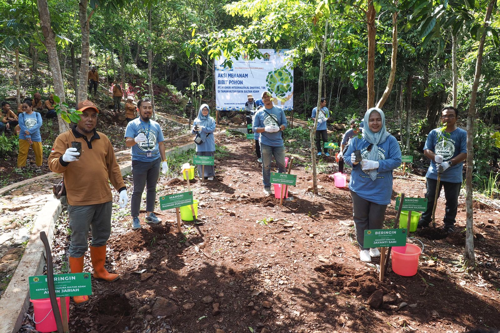 PENGHIJAUAN: PT HIS (Tbk) melakukan penanaman 5.500 bibit pohon di Tahura Sultan Adam, sebagai bagian dari program CSR kepedulian lingkungan, Jumat (22/12/2023).(foto: PT HIS/Radar Banjarmasin)