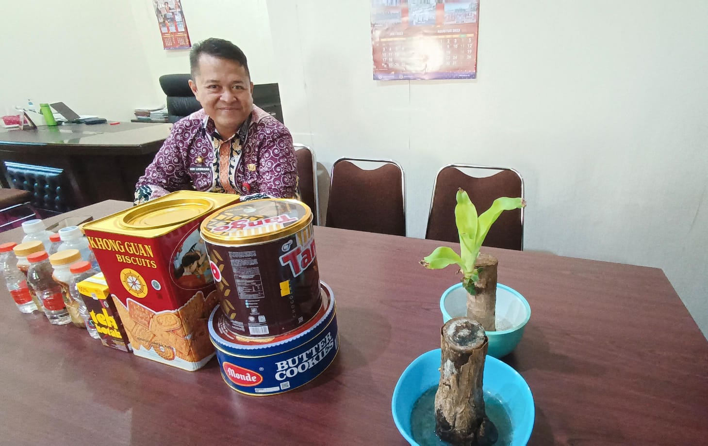 HOBI TANAMAN: Sekda Hulu Sungai Utara Adi Lesmana dan pohon Brazilian Wood.