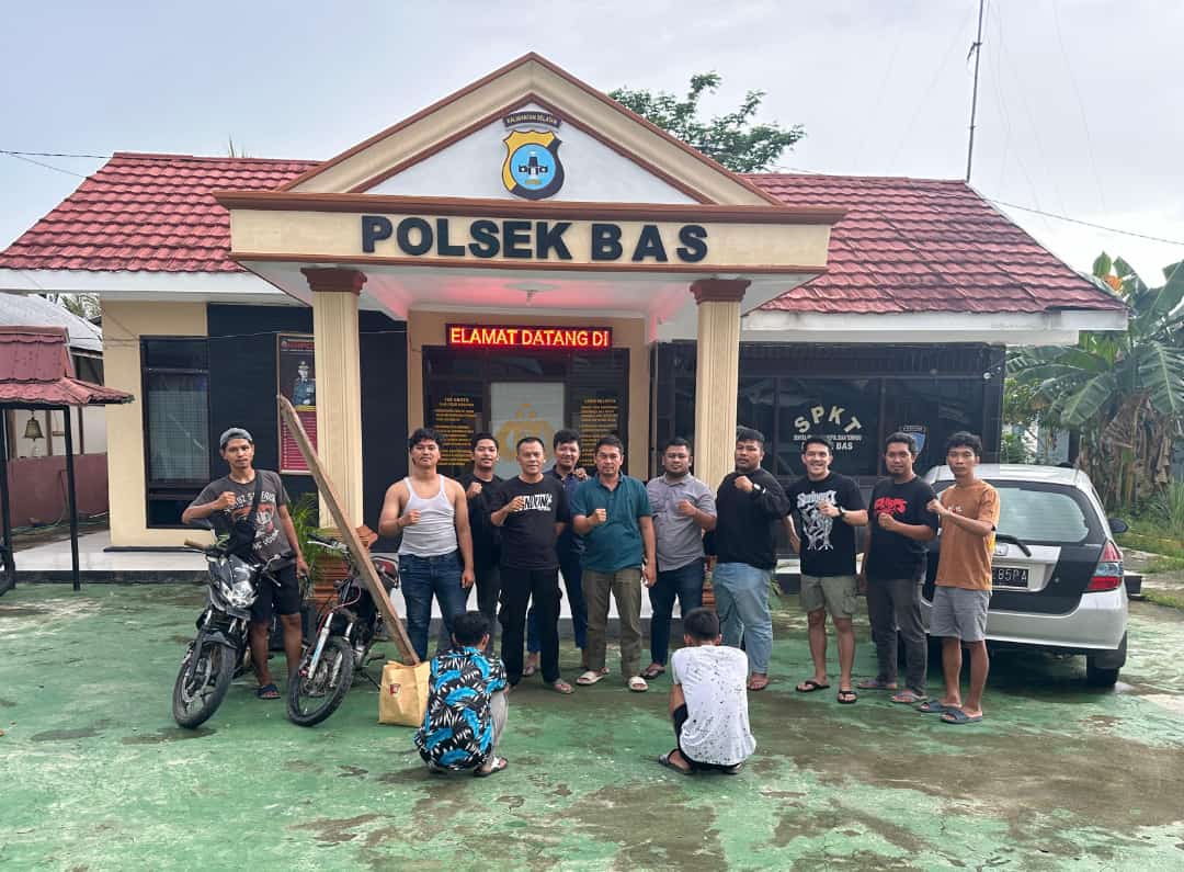 DITANGKAP: Dua pelaku pengeroyokan hingga korban meninggal di Desa Tembok Behalang ditangkap Polisi.(Foto: Kapolsek BAS/Radar Banjarmasin)