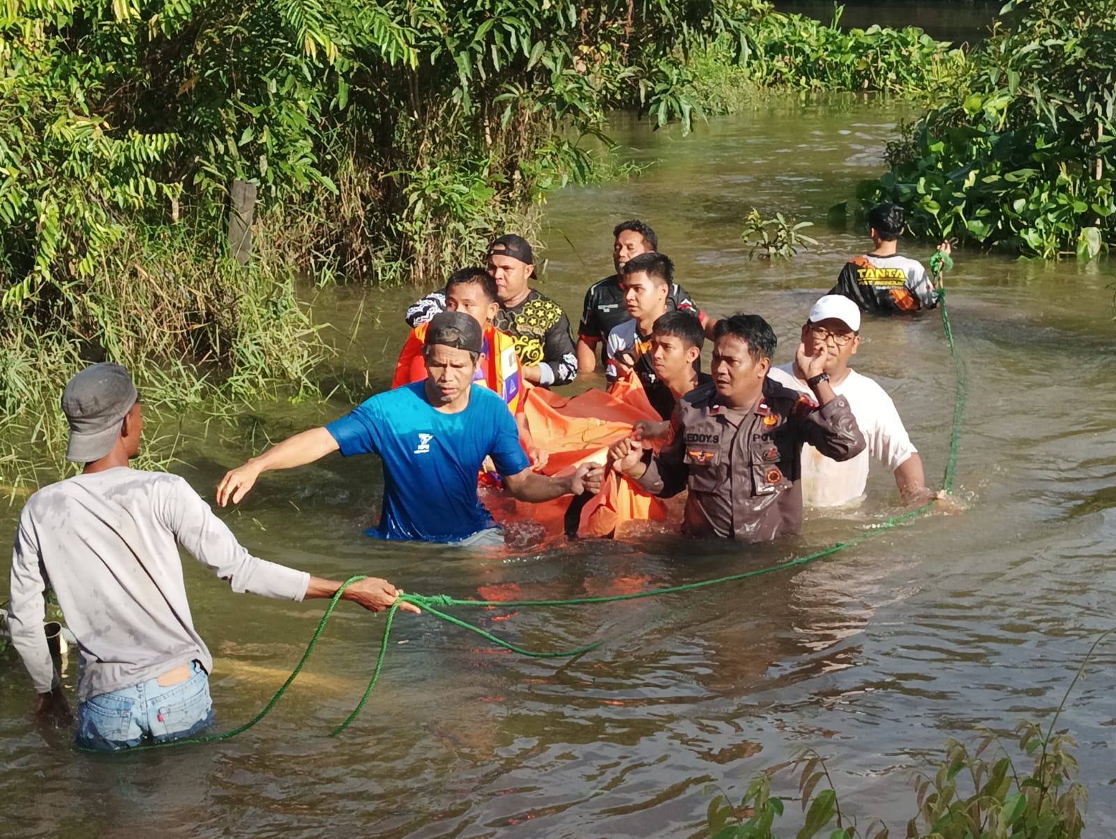 NAAS : Salah satu pemancing tewas tenggelam di kolam buatan Komplek Perumahan Linda Regency di Tabalong, Sabtu (6/1/2024) sore.(foto: Ibnu/Radar Banjarmasin)