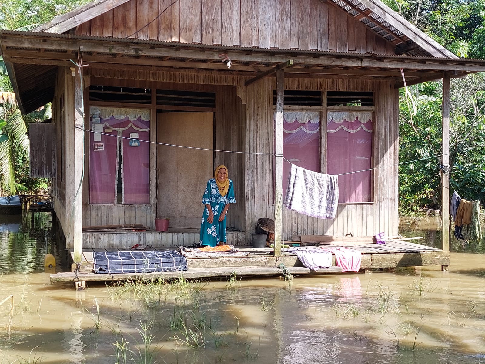 BANJIR: Banjir di Desa Jaranaih, air menggenangi jalan desa dan halaman rumah warga, Minggu (7/1) siang.
